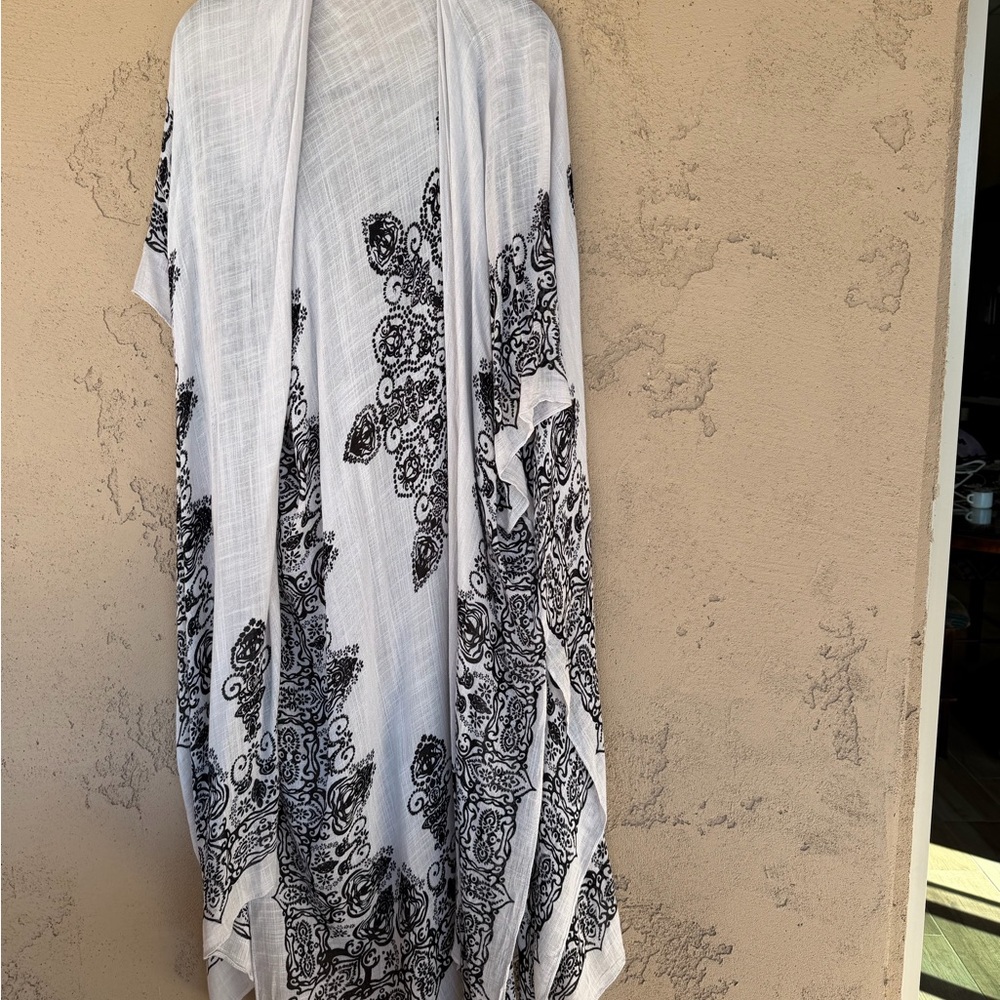 Black and White Patterned Shawl